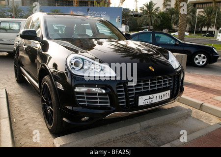 Porsche Cayenne GTS parcheggiato sulla corniche a Doha in Qatar Foto Stock