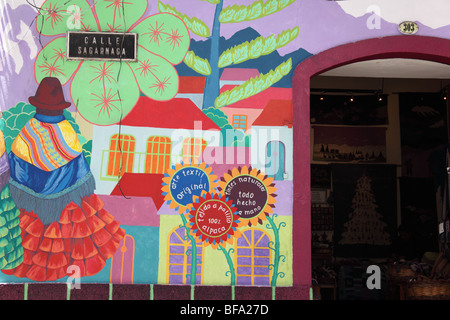 Il murale sulla parete del negozio di artigianato in area turistica, Calle Sagarnaga, La Paz, Bolivia Foto Stock