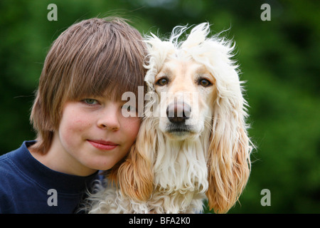 Afghanistan Hound, Levrieri Afghani (Canis lupus f. familiaris), il ragazzo con il suo cane, Germania Foto Stock