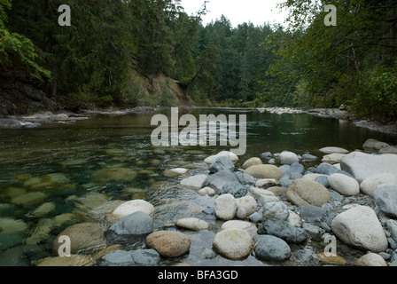 Rocce riempire l'isola di Vancouver del fiume inglese Foto Stock