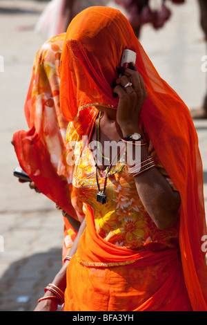 Rajput donna a parlare su un telefono cellulare al Camel Fair in Pushkar India Foto Stock
