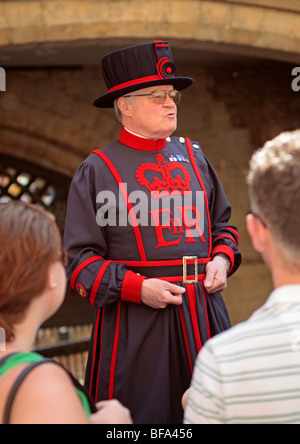 Yeoman Warder funziona come una guida turistica presso la Torre di Londra, Inghilterra, Gran Bretagna Foto Stock