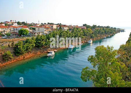 Il taglio del canale attraverso la penisola Kassandra, Chalcidice, Macedonia centrale, Grecia Foto Stock