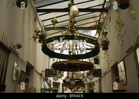 Domenica mercatino delle pulci, antichità mercanti in Plaza Dorrego, San Telmo, Buenos Aires, Argentina Foto Stock