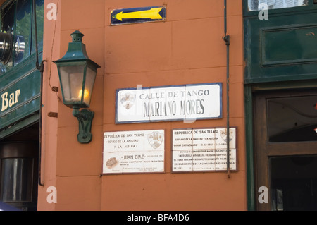 Domenica mercatino delle pulci, antichità mercanti in Plaza Dorrego, San Telmo, Buenos Aires, Argentina Foto Stock