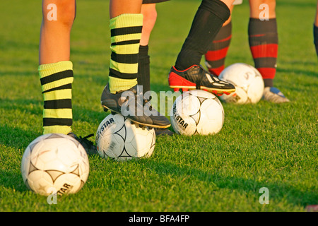 Gambe di ragazzi adolescenti a giocare il gioco del calcio Foto Stock