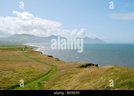 Yr Eifl/i rivali visto da di dinas Dinlle, vicino a Caernarfon, il Galles del Nord Foto Stock