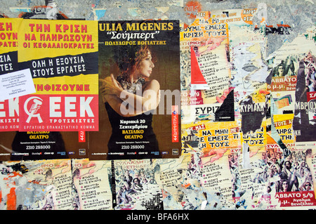 Manifesti pubblicitari adesivi su una parete a Salonicco Grecia settentrionale Foto Stock