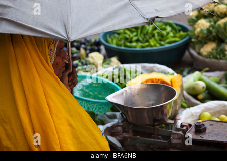 Rajput venditore vegetali con un umbrtella per ombra in Pushkar India Foto Stock