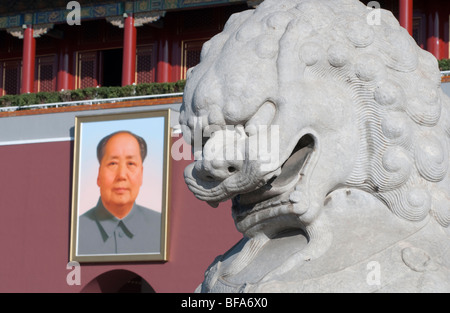 Statua di custode di un leone e il ritratto di Mao Tse Tung al gate di Piazza Tiananmen, la Città Proibita di Pechino CINA Foto Stock