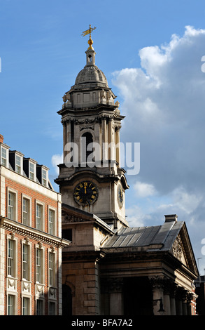 LONDRA, Regno Unito - 10 OTTOBRE 2009: Torre della Chiesa di San Giorgio a Hanover Square, Mayfair Foto Stock
