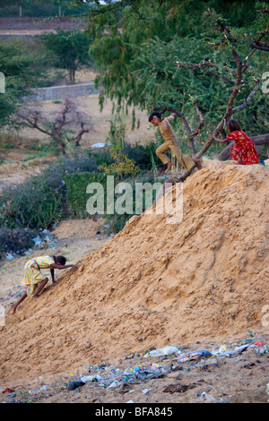 Bambini che giocano su una pila di sabbia in Pushkar India Foto Stock