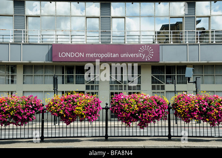 London Metropolitan University di fiori nella parte anteriore Holloway Road Islington Londra Inghilterra REGNO UNITO Foto Stock