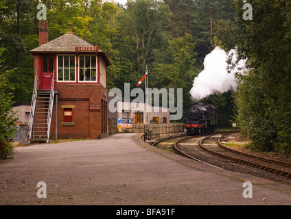 British Railways 2-6-4 serbatoio del motore si avvicina la stazione sul lago. Foto Stock