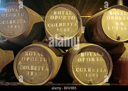 Botti di vino presso la cantina del vino di Porto Azienda Real Companhia Velha, Porto, Portogallo Foto Stock