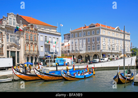 Escursione di colorate imbarcazioni a Aveiro, Costa de Prata, costa atlantica, Portogallo Foto Stock