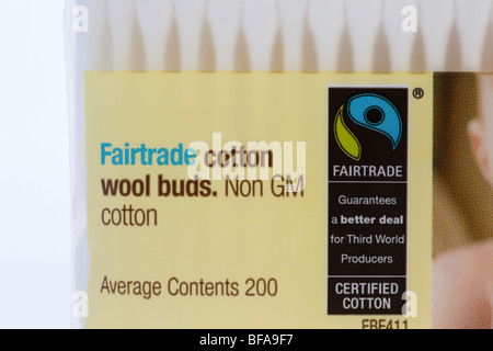 La Gran Bretagna UK Europa. Pacchetto di Fairtrade lana cotone gemme realizzato da non-GM in cotone e con il commercio equo e solidale logo sull'etichetta Foto Stock