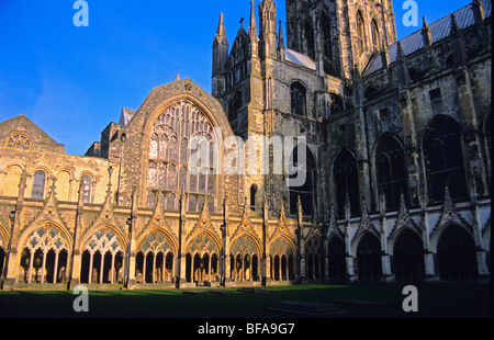 La Cattedrale di Canterbury; i chiostri e la Chapter House, a nord-ovest di transetto, lato nord della navata e la torre centrale Foto Stock