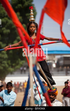 Tightrope passeggiate al Camel Fair in Pushkar India Foto Stock