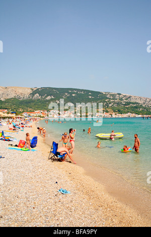 La spiaggia di Baska sull'Isola di Krk, golfo di Kvarner, Croazia Foto Stock