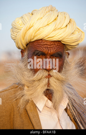 Rajput testa di uomo con turbante al Camel festival di Pushkar India Foto Stock