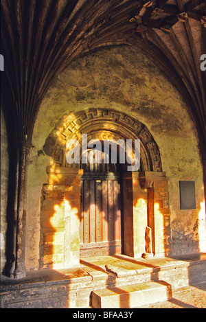 La Cattedrale di Canterbury; porta nei chiostri Foto Stock