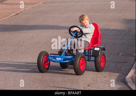 Un modello rilasciato la foto di un bambino di sei anni ragazzo alla guida di una Berg go cart nel Regno Unito Foto Stock