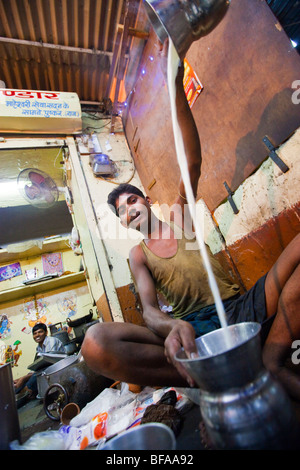 Versando Lait o latte presso un negozio di caramelle in Pushkar India Foto Stock