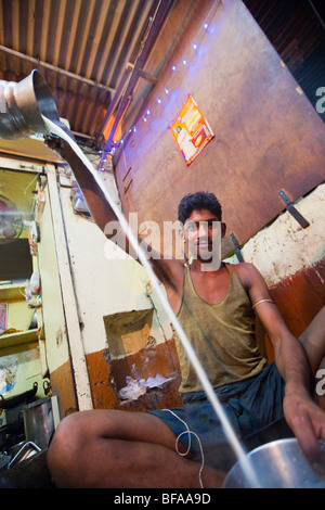 Versando Lait o latte presso un negozio di caramelle in Pushkar India Foto Stock