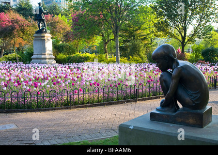 Statuto della ragazza di Robert Thomas, Gorsnedd Gardens, Cardiff, Galles Foto Stock