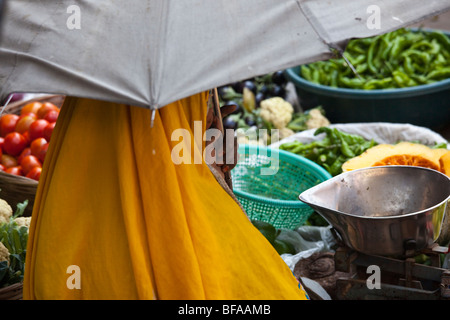 Rajput venditore vegetali con un umbrtella per ombra in Pushkar India Foto Stock