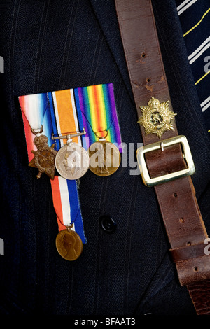 La guerra delle medaglie indossata da un soldato veterano Foto Stock