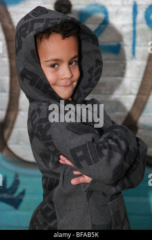 Ragazzo giovane dando atteggiamento da muro di graffiti Foto Stock