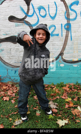 Ragazzo giovane dando atteggiamento da muro di graffiti Foto Stock