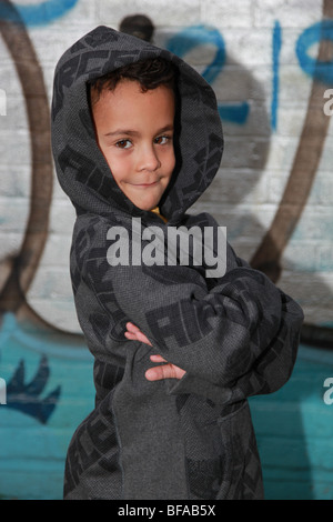 Ragazzo giovane dando atteggiamento da muro di graffiti Foto Stock