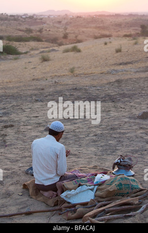 Uomo musulmano prega al Camel Fair in Pushkar India Foto Stock