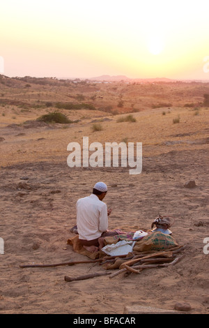 Uomo musulmano prega al Camel Fair in Pushkar India Foto Stock