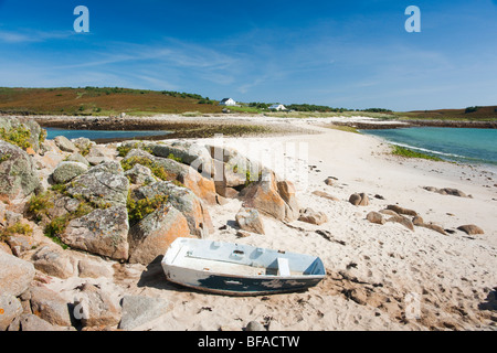 Barca a remi sulla sabbia Bar tra Sant'Agnese e Gugh, Isole Scilly Foto Stock