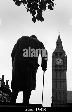 Statista Ex-British Winston Churchill la statua si trova sotto la torre di Elizabeth alle 11.00 su armistizio giorno del ricordo Foto Stock