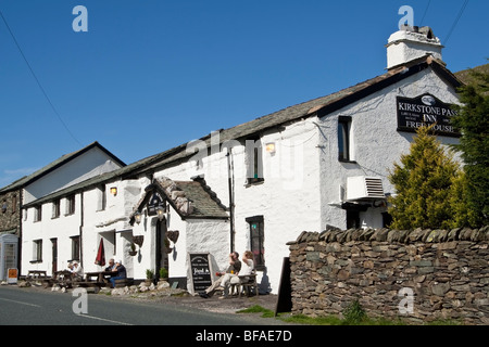 Il Kirkstone Pass Inn, Cumbria, nel distretto del lago. Foto Stock