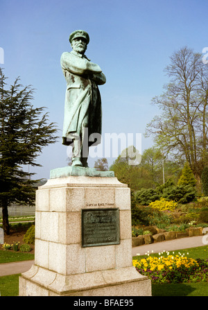Regno Unito, Inghilterra, Staffordshire, Lichfield, Beacon Park, Statua al comandante Edward John Smith, capitano di RMS Titanic Foto Stock
