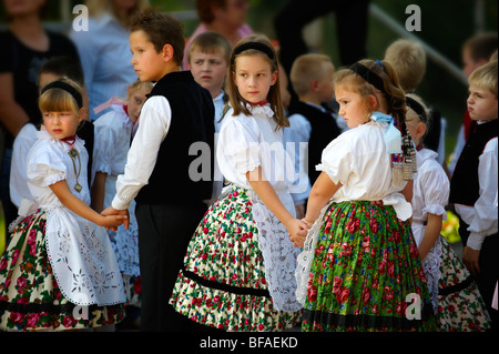 Ungherese Svab bambini in costume tradizionale al Hajos wine festival, Ungheria Foto Stock