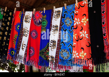 Colorato kangas / sarong in vendita presso tourist outdoor mercato in Durban, Kwazulu Natal, Sud Africa. Foto Stock
