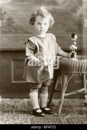 Ragazza per neonati con candelabro telefono Foto Stock