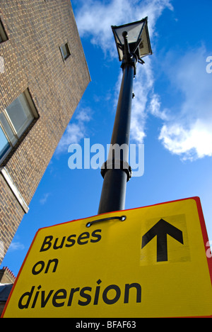 Gli autobus sulla strada di diversione segno fissato ad uno stile vittoriano lampione a Richmond upon Thames Surrey, Inghilterra Foto Stock