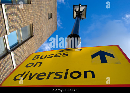 Gli autobus sulla strada di diversione segno fissato ad uno stile vittoriano lampione a Richmond upon Thames Surrey, Inghilterra Foto Stock