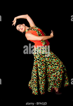 Bella spagnolo moderno Caucasian Flamenco e Paso Doble ballerina indossa un mantello colorato con la polka dots e maglietta arancione. Foto Stock