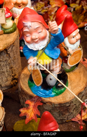 Gnomo da giardino figure in negozio finestra display Yorkshire Inghilterra Foto Stock