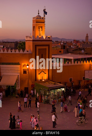Marrakech, Marocco - vista serale della Djemaa el Fna plaza. Foto Stock