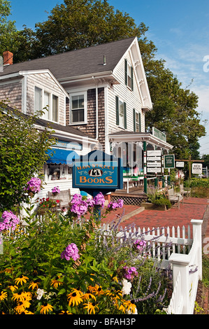 Pittoreschi negozi lungo la strada principale, Orleans, Cape Cod, Massachusetts, Stati Uniti d'America Foto Stock